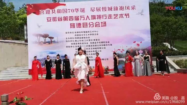 江西两商贩街头吵架互扔草莓，街道办：或因抢位置引发摩擦，执法大队已介入